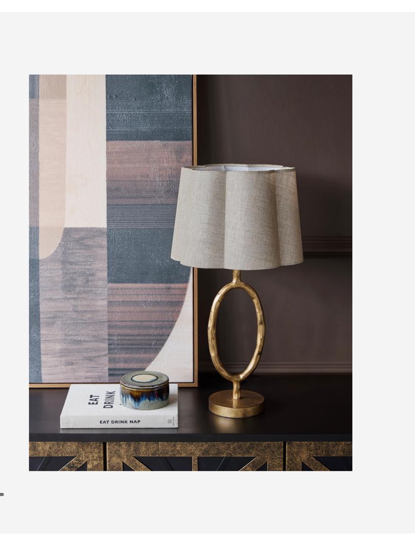 Ronde table lamp with champagne metal base and linen shade