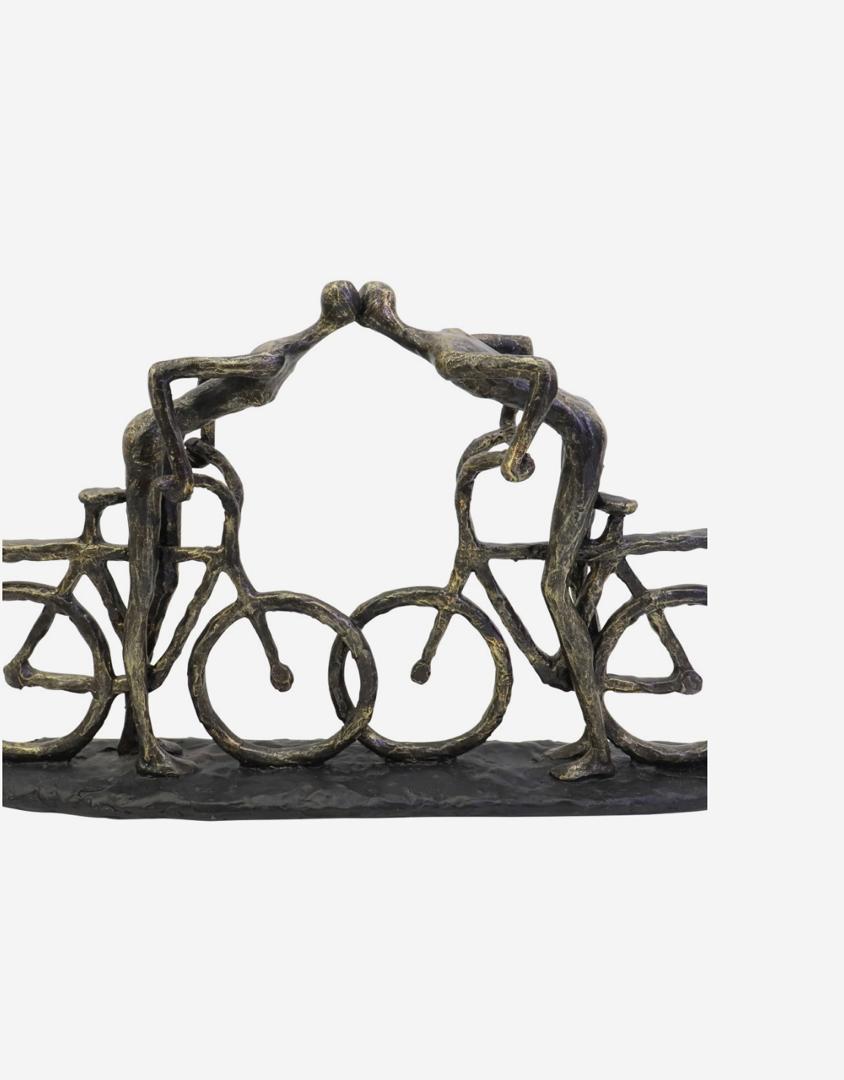 Smooching cyclist sculpture in bronze with romantic design