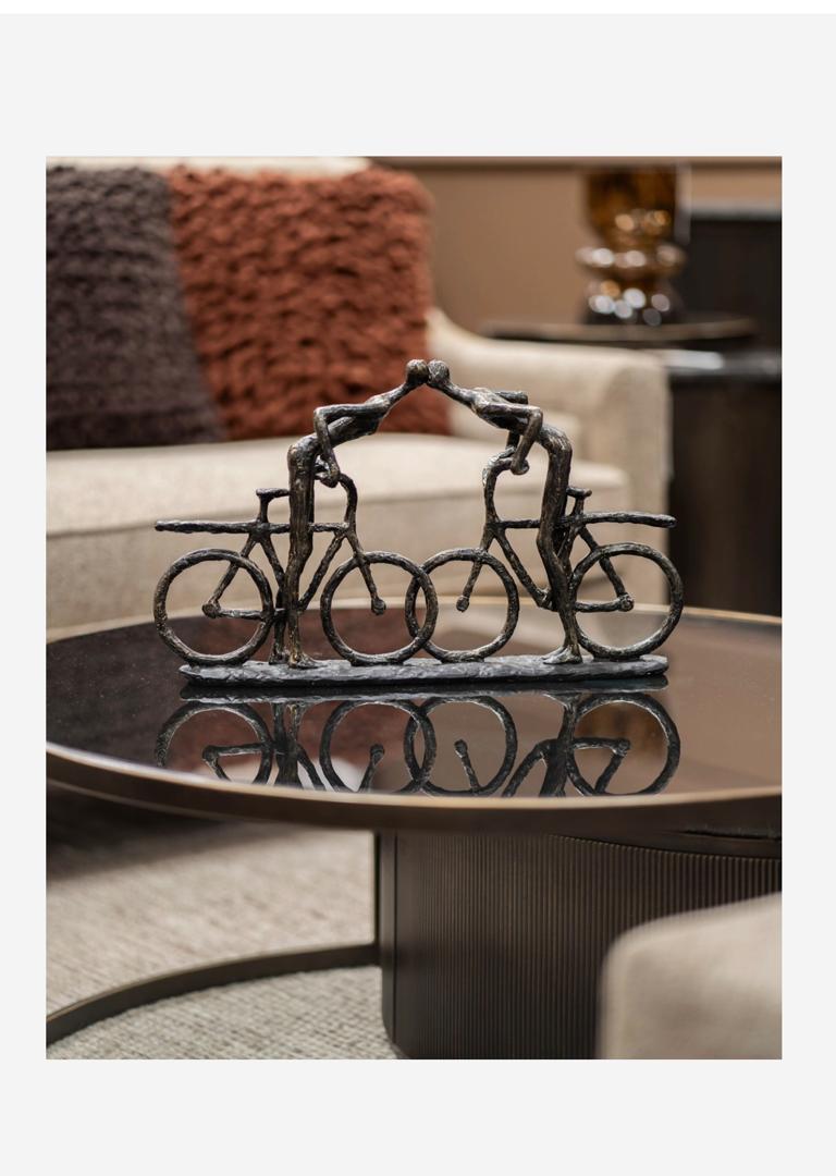 Smooching cyclist sculpture in bronze with romantic design